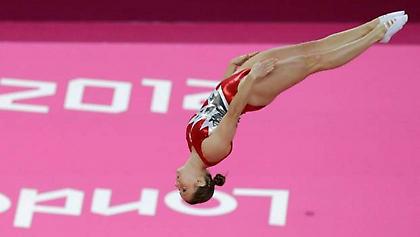 «Χρυσή» Καναδή, πλαισιωμένη από Κινέζες