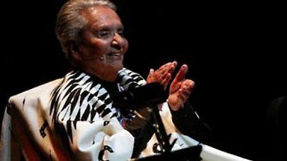 Πέθανε η «γυναίκα με το κόκκινο πόντσο»