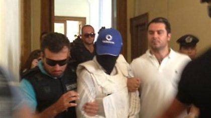 Με μάσκα και αλεξίσφαιρο στον ανακριτή ο «Δράκος» της Πάρου