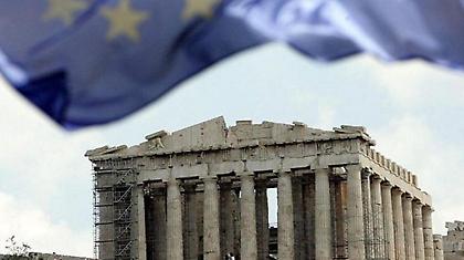 Fitch: Οι επενδυτές ομολόγων δίνουν ψήφο εμπιστοσύνης στο ευρώ