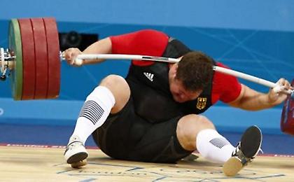 Του’ πεσαν 196 κιλά στο κεφάλι (video)