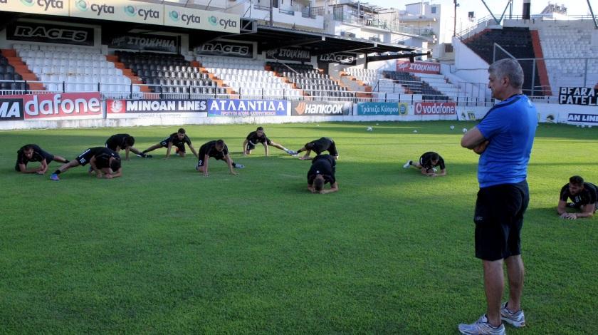 Δύο έξω, ένας μέσα