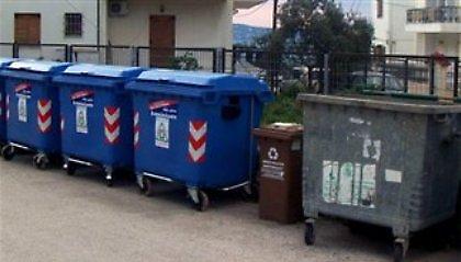 Βρήκε 2.000 ευρώ στα σκουπίδια και τα παρέδωσε