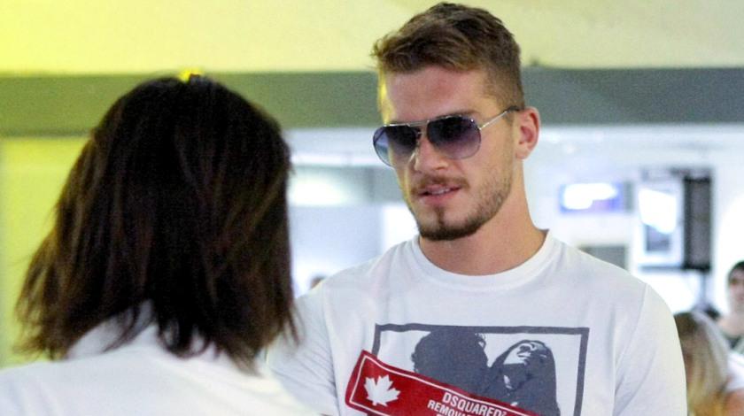 Τα… μαζεύει και έρχεται