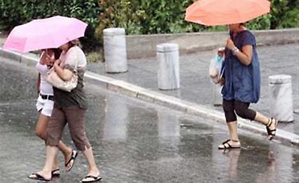 Πτώση της θερμοκρασίας με βροχές και καταιγίδες