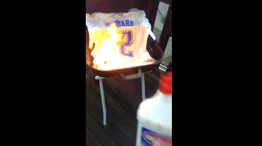 Έκαψε φανέλα του Χάουαρντ! (video)