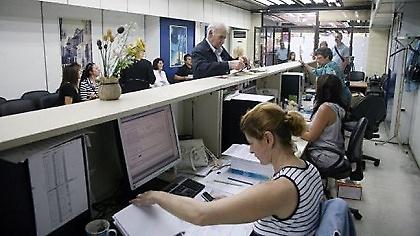 Βαθιά το «μαχαίρι» στο μισθολόγιο των ΔΕΚΟ