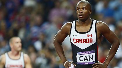 Δεκάχρονος χαρίζει μετάλλιο στα πρότυπά του