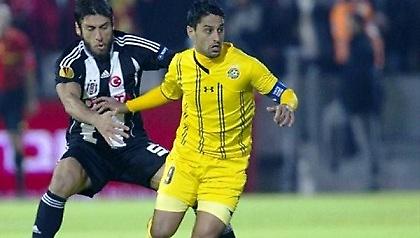 Έρχεται και υπογράφει