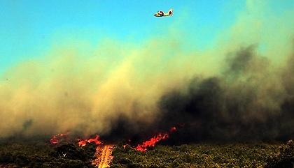 Ανεξέλεγκτη μαίνεται η πυρκαγιά στη Χίο