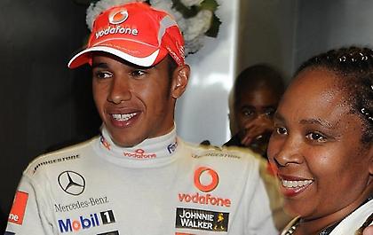 Στο πλευρό της θείας του ο Χάμιλτον