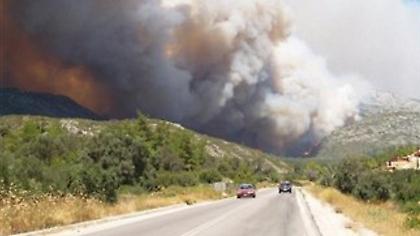 Για δεύτερη ημέρα καίγεται η Χίος