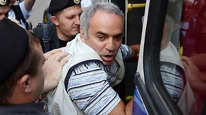 Κασπάροφ:  Κατηγορείται ότι δάγκωσε αστυνομικό!