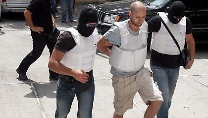 Σφίγγει ο κλοιός για τους δύο συνεργούς