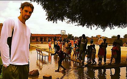 Ο Πάου δίπλα στα παιδιά της Αφρικής