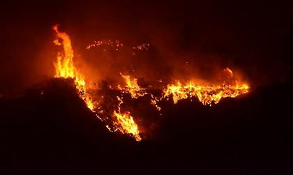 Μαίνεται η φωτιά στην Αρκίτσα, περιορίζεται στην Κύμη