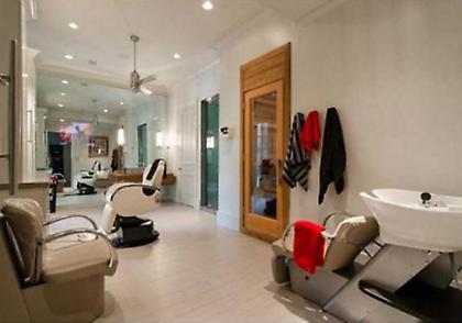 Ο μπασκετμπολίστας και το κουρείο! (pics)