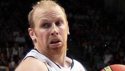 Μπασκετμπολίστας αλλάζει λάστιχο αυτοκινήτου (Video)