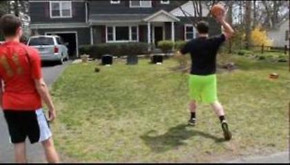 Απίστευτα καλάθια με φρίσμπι (Video)