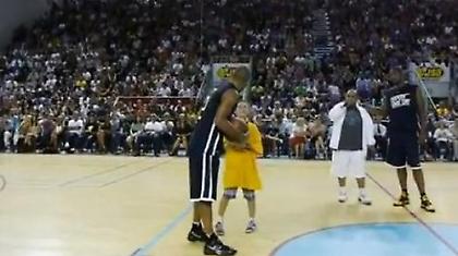 Ο Τόνι Πάρκερ το βάζει από το κέντρο