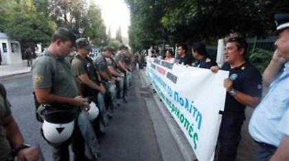 Ένστολοι ενώπιον ενστόλων