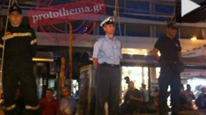 Έστησαν κρεμάλες έξω από το υπουργείο Οικονομικών