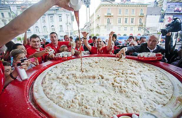 Ο μεγαλύτερος καπουτσίνο του πλανήτη(vid)