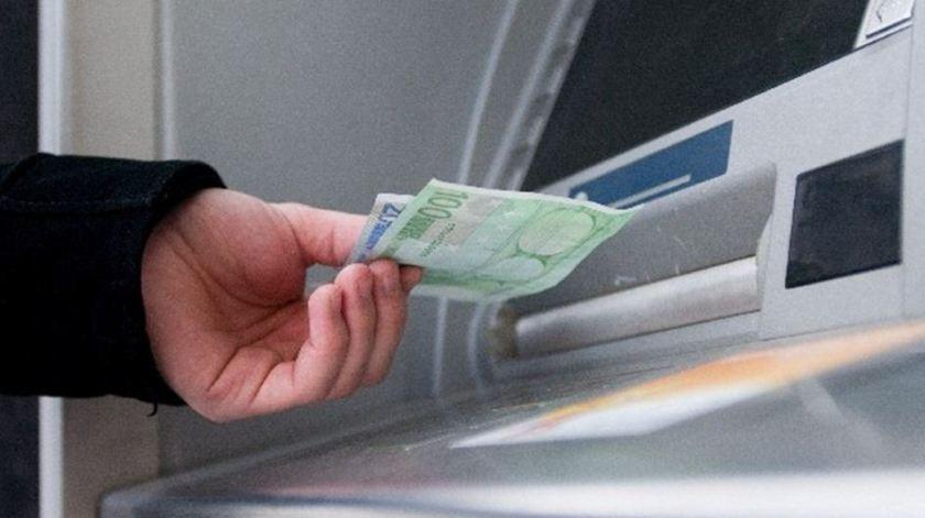 Βιντεοσκοπούσαν πελάτες που έκαναν ανάληψη από ΑΤΜ