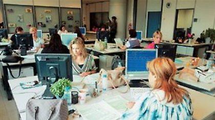 Δεν κάνει πίσω στις απολύσεις η τρόικα