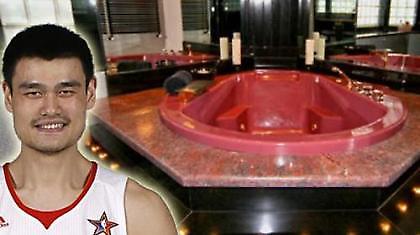 Ο Γιάο Μινγκ και το σπίτι με το ροζ τζακούζι