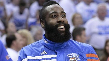 Μπασκετμπολίστας διασκεδάζει σε στριπτιτζάδικο