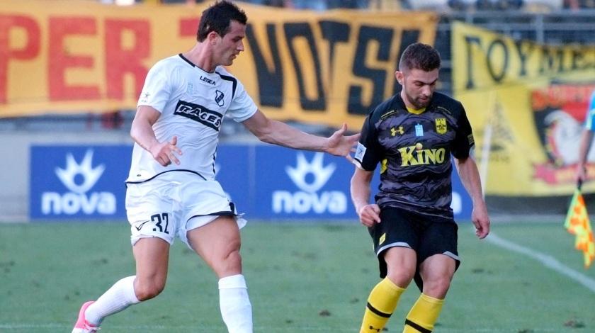 Δύο μέσα, ένας έξω