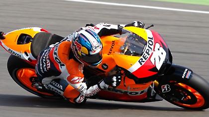 Τους άφησε να… παίξουν