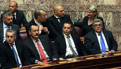 Κυκλοφορούν και οπλοφορούν οι βουλευτές της Χρυσής Αυγής