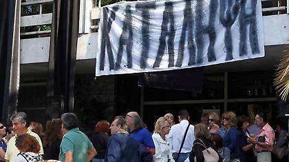 Πολιορκούν τον Στουρνάρα