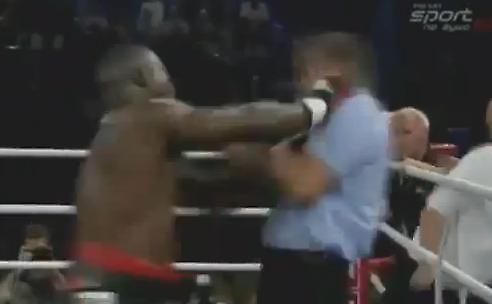 Μποξέρ την «έπεσε» σε διαιτητή (video)