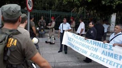 Ένστολοι παρέδωσαν ψήφισμα στο Μέγαρο Μαξίμου