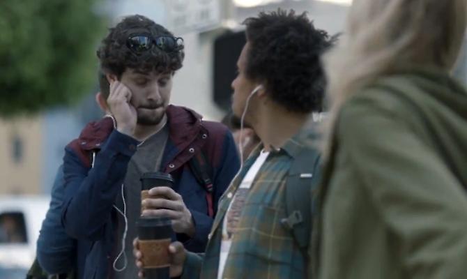 Διαφήμιση της Samsung κοροϊδεύει τους fans της Apple