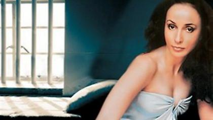 Η Lady Vicky μιλάει μόνο αγγλικά στη φυλακή