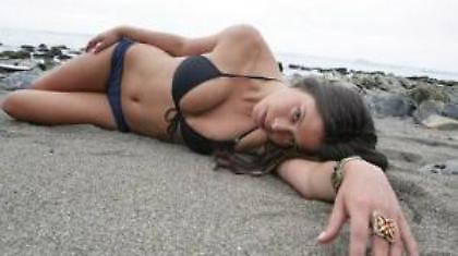 Η δημοσιογράφος που βάζει φωτιά στα γήπεδα