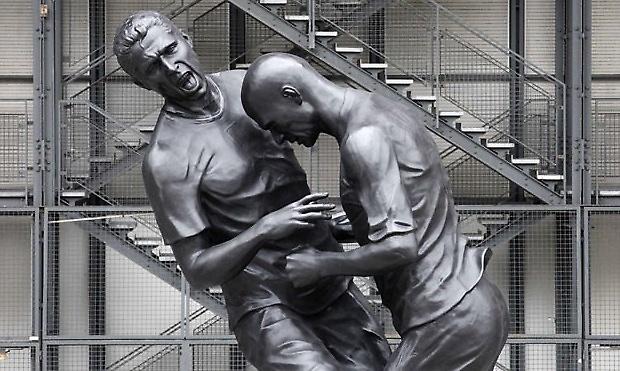 Η κουτουλιά έγινε άγαλμα