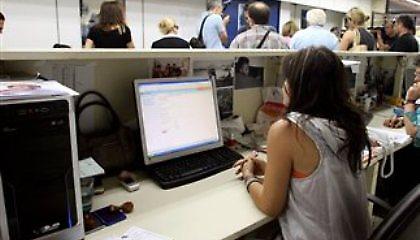 Κόβονται τα δώρα στους δημοσίους υπαλλήλους