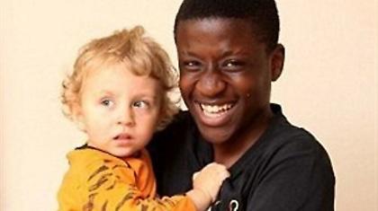 Ανήλικος έσωσε νήπιο 2 ετών από φλεγόμενο κτίριο