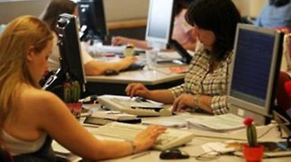 Εγκαταλείπουν το Δημόσιο για να γλιτώσουν τις απολύσεις