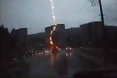 Κεραυνός χτύπησε αμάξι (vid)