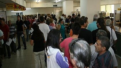 «Ουρές» στις εφορίες