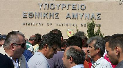 «Πόλεμος» στο υπουργείο Εθνικής Άμυνας