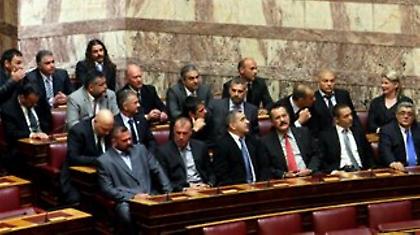 Εισηγούνται άρση ασυλίας τριών βουλευτών της Χρυσής Αυγής