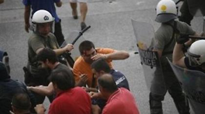 Σε διαθεσιμότητα αστυνομικός των ΜΑΤ που χτύπησε διαδηλωτή