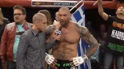 Ο Μπατίστα με την ελληνική σημαία